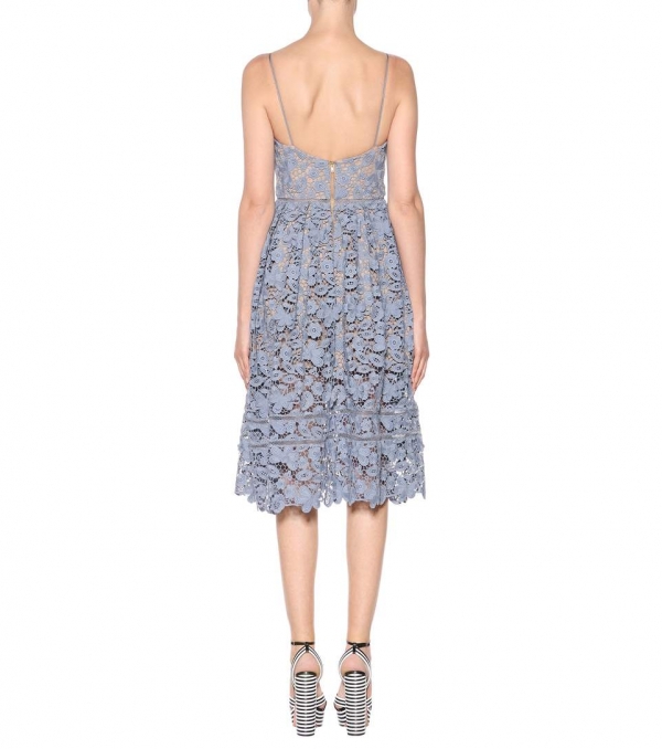 Дантелена рокля с бюстие в цвят люляк