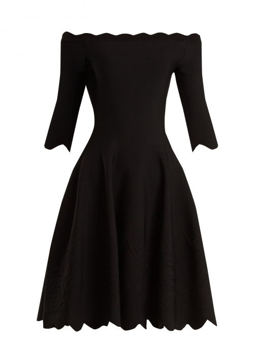 Dress with fallen sleeves