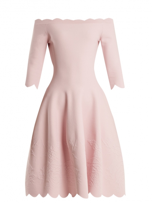 Dress with fallen sleeves