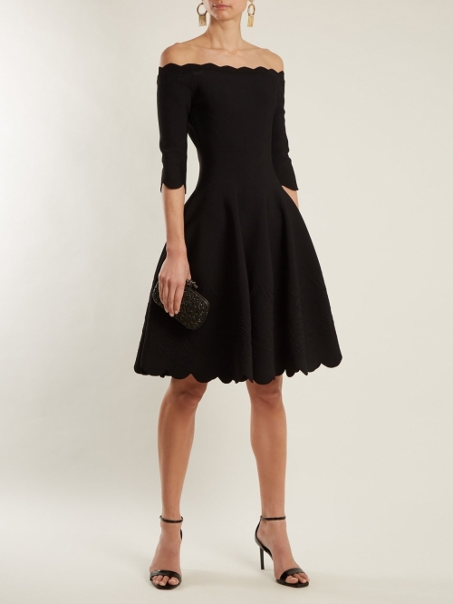 Dress with fallen sleeves