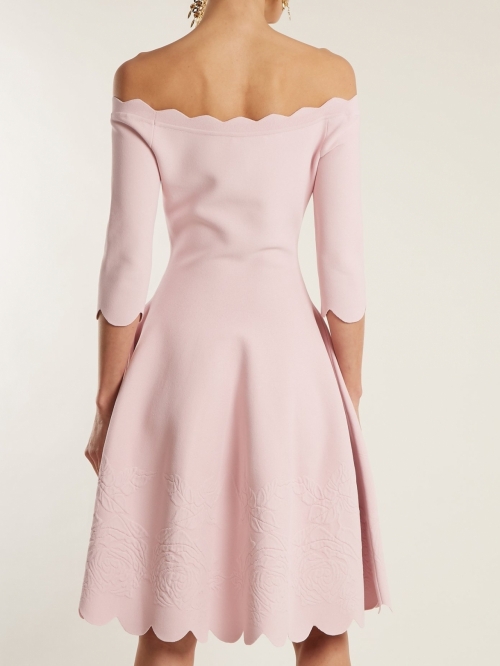 Dress with fallen sleeves