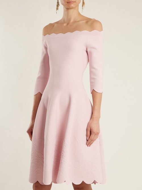 Dress with fallen sleeves